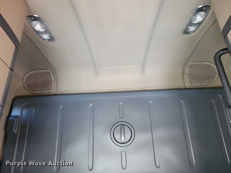 image for item DZ6642 2015 Freightliner  Cascadia semi truck