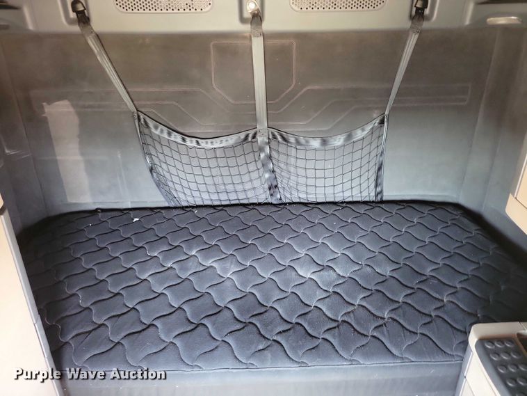 image for item DZ6642 2015 Freightliner  Cascadia semi truck