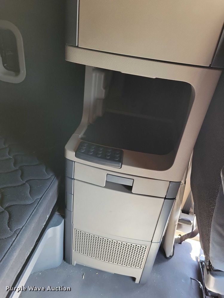 image for item DZ6642 2015 Freightliner  Cascadia semi truck