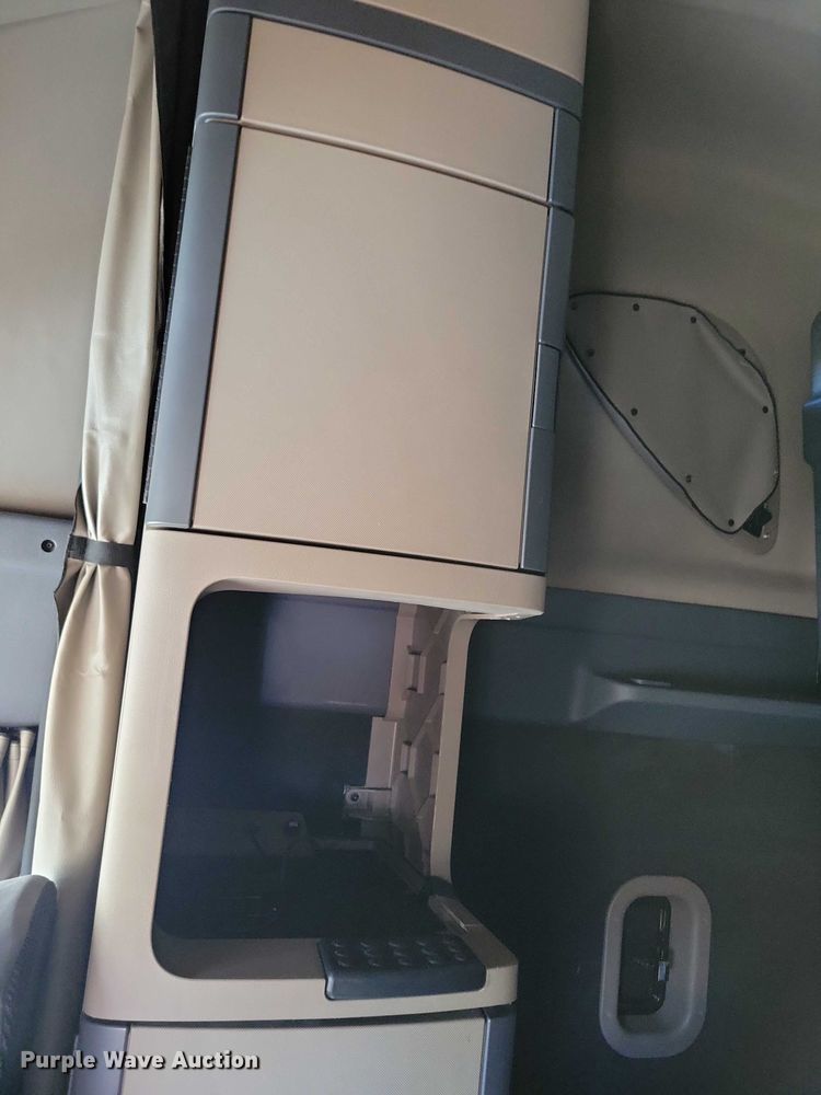 image for item DZ6642 2015 Freightliner  Cascadia semi truck