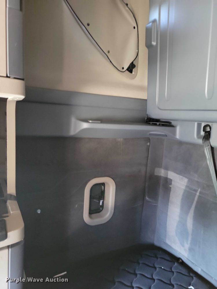 image for item DZ6642 2015 Freightliner  Cascadia semi truck