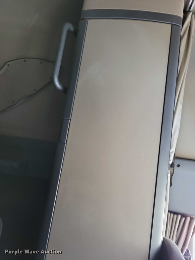 image for item DZ6642 2015 Freightliner  Cascadia semi truck