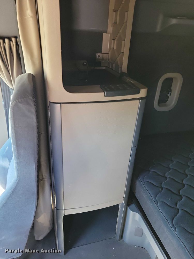 image for item DZ6642 2015 Freightliner  Cascadia semi truck