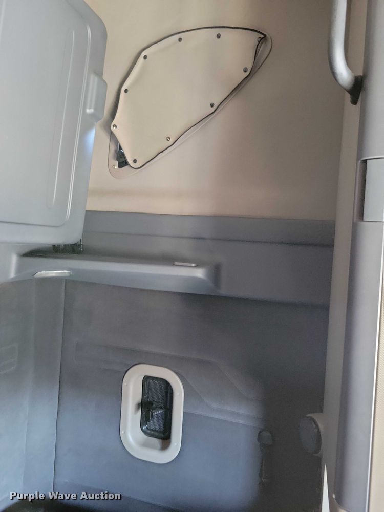 image for item DZ6642 2015 Freightliner  Cascadia semi truck