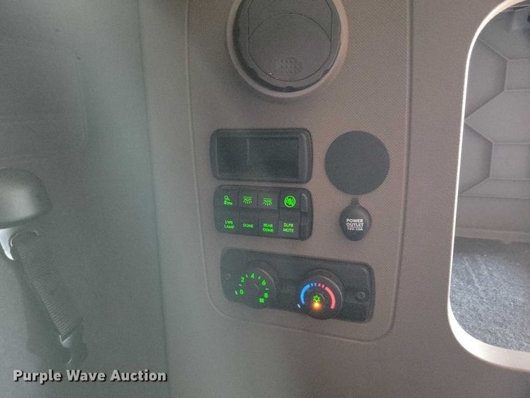 image for item DZ6642 2015 Freightliner  Cascadia semi truck