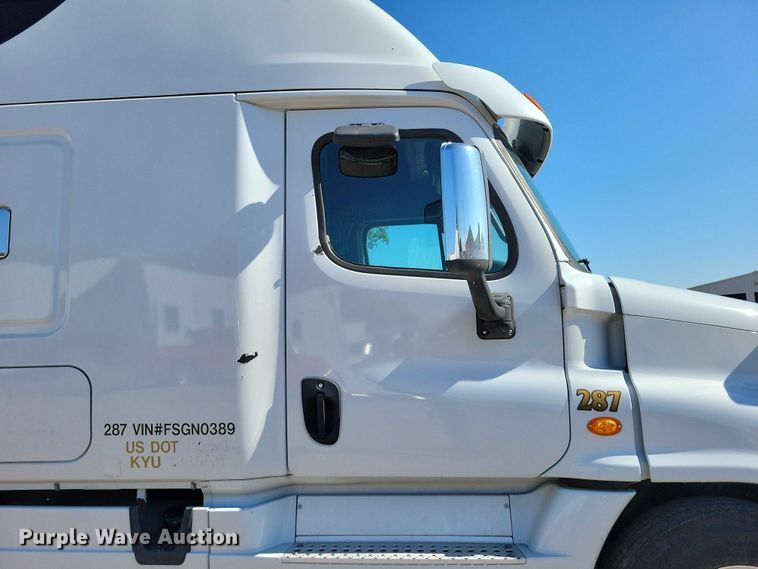 image for item DZ6642 2015 Freightliner  Cascadia semi truck