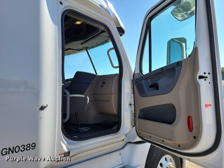 image for item DZ6642 2015 Freightliner  Cascadia semi truck