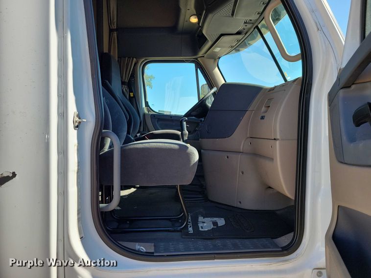 image for item DZ6642 2015 Freightliner  Cascadia semi truck