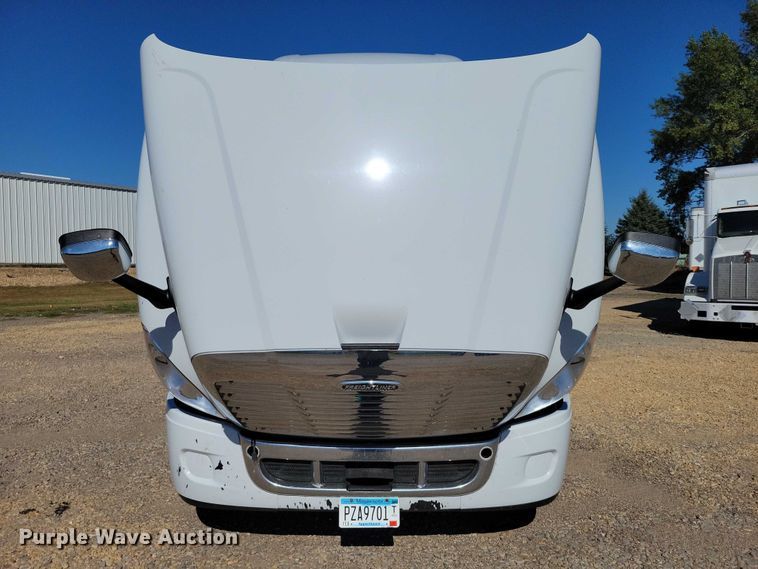 image for item DZ6642 2015 Freightliner  Cascadia semi truck