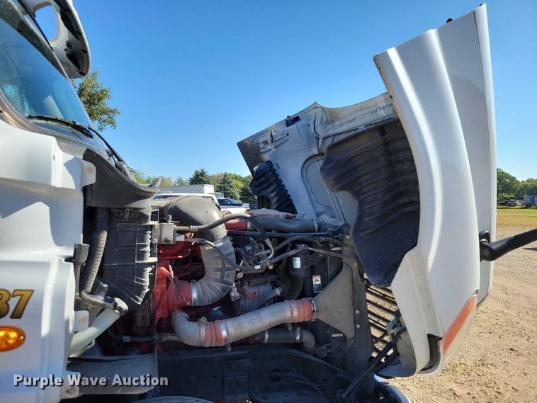 image for item DZ6642 2015 Freightliner  Cascadia semi truck