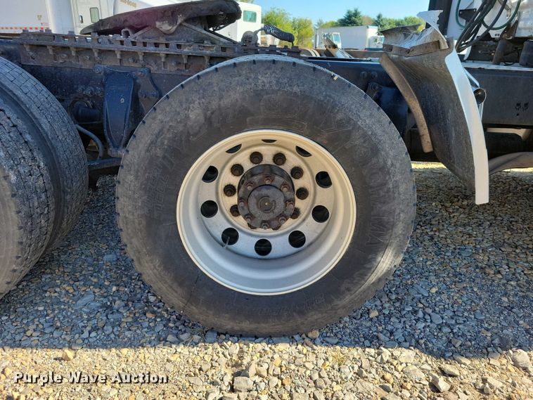 image for item DZ6642 2015 Freightliner  Cascadia semi truck