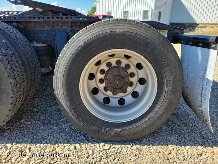 image for item DZ6642 2015 Freightliner  Cascadia semi truck