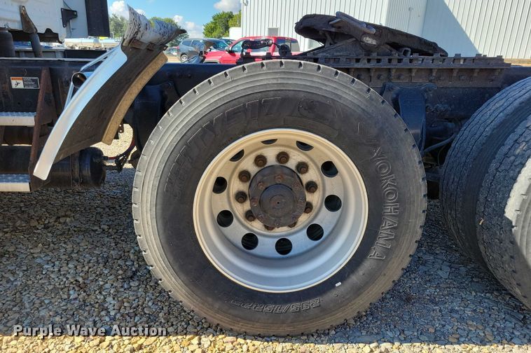 image for item DZ6642 2015 Freightliner  Cascadia semi truck