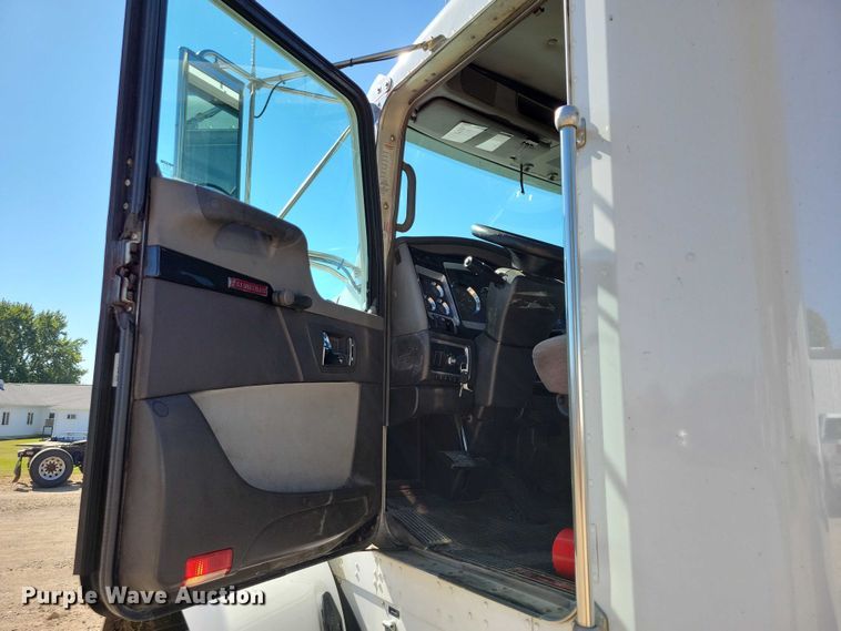 image for item DZ6643 2010 Kenworth  T800 truck cab and chassis
