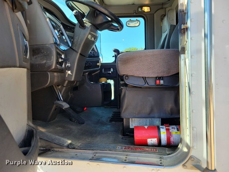 image for item DZ6643 2010 Kenworth  T800 truck cab and chassis