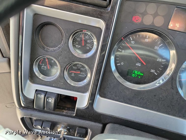 image for item DZ6643 2010 Kenworth  T800 truck cab and chassis