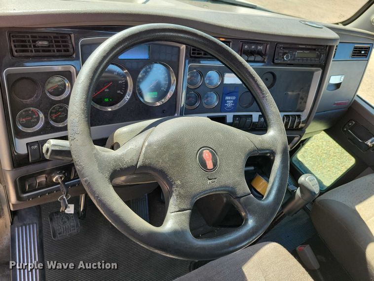 image for item DZ6643 2010 Kenworth  T800 truck cab and chassis