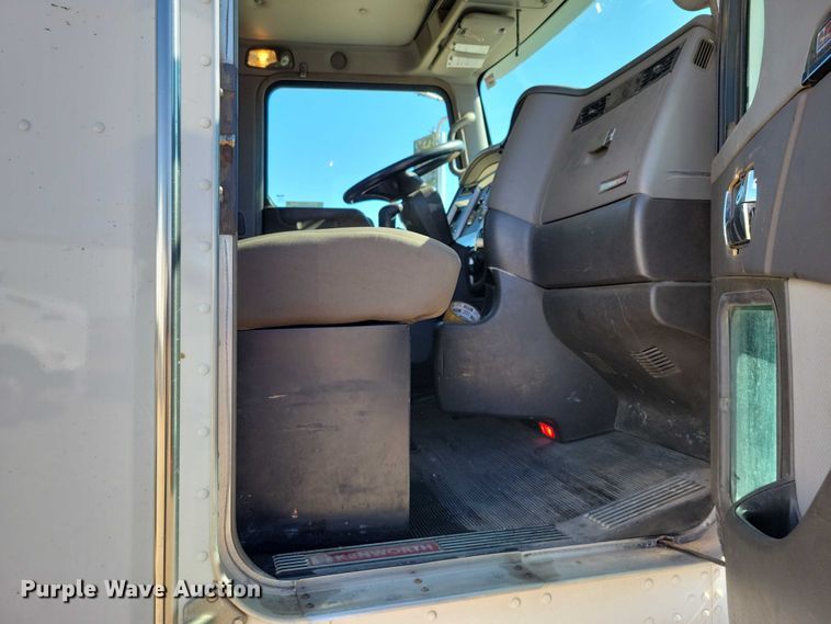 image for item DZ6643 2010 Kenworth  T800 truck cab and chassis