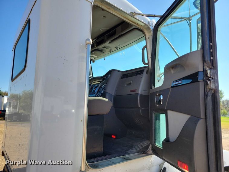 image for item DZ6643 2010 Kenworth  T800 truck cab and chassis