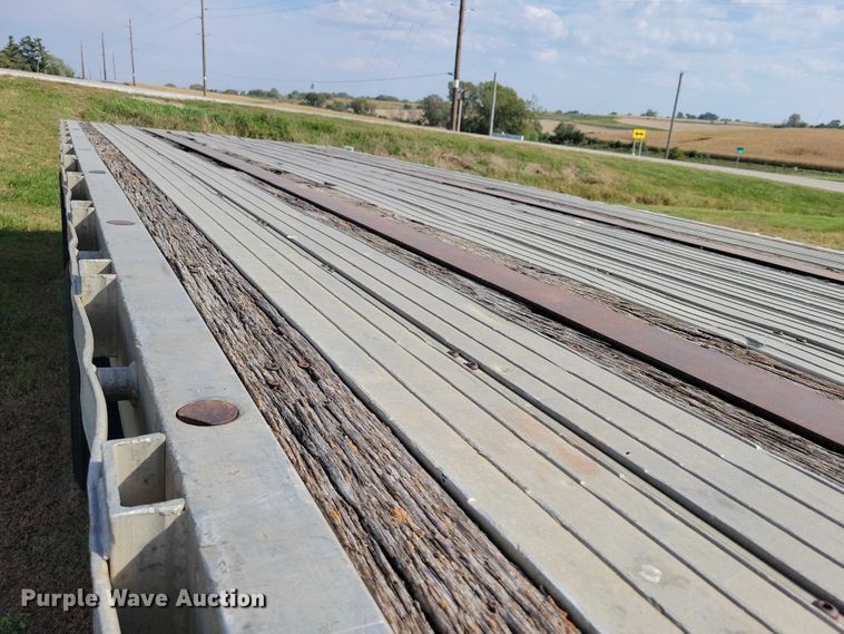 image for item DZ6729 1994 Wilson Roadbrute flatbed trailer