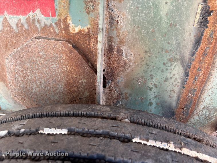 image for item EA7528 1995 Untility FS2CHAE flatbed trailer