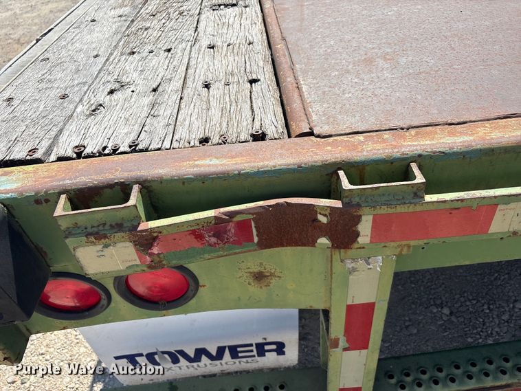 image for item EA7528 1995 Untility FS2CHAE flatbed trailer