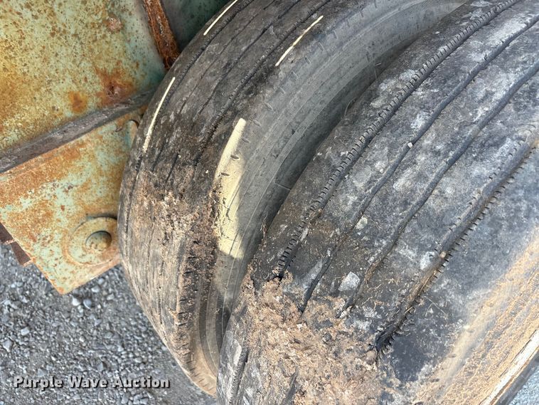 image for item EA7528 1995 Untility FS2CHAE flatbed trailer