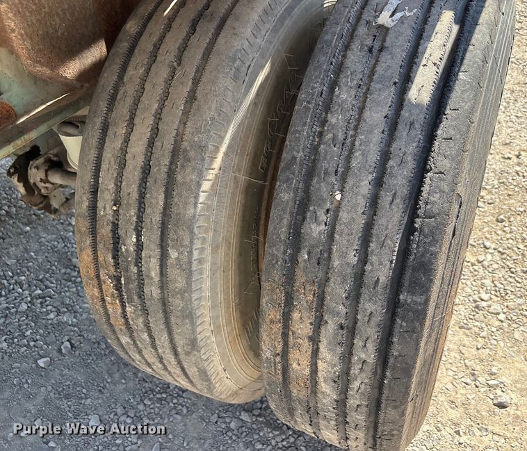 image for item EA7528 1995 Untility FS2CHAE flatbed trailer