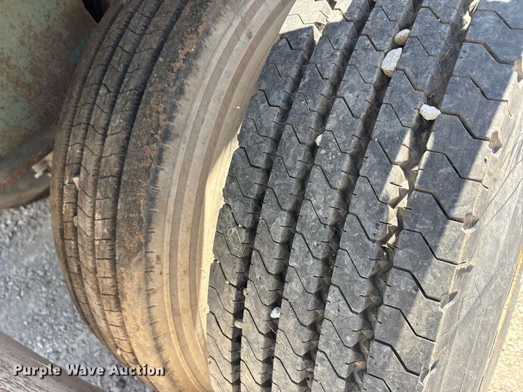 image for item EA7528 1995 Untility FS2CHAE flatbed trailer