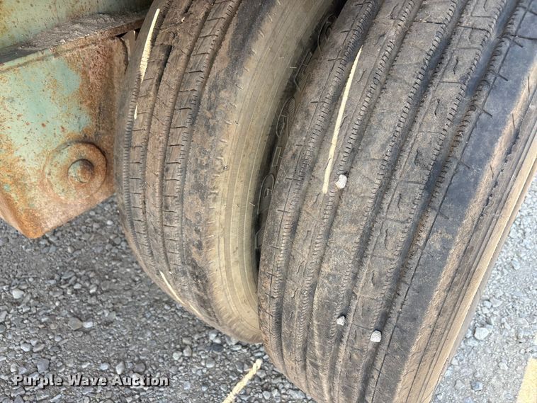 image for item EA7528 1995 Untility FS2CHAE flatbed trailer