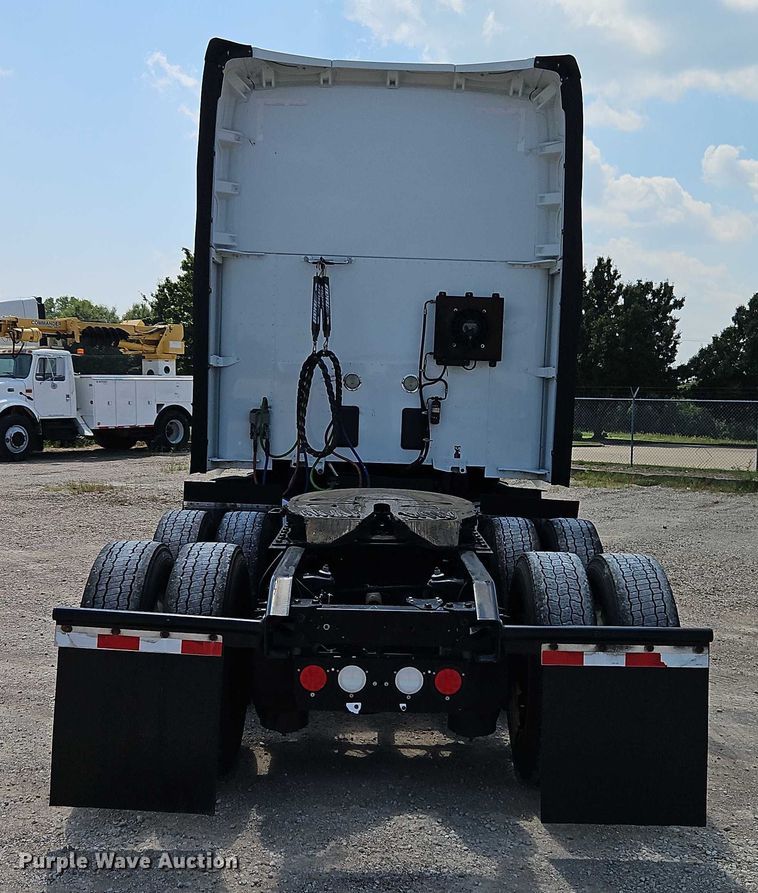 image for item EB8218 2017 Kenworth T680 semi truck