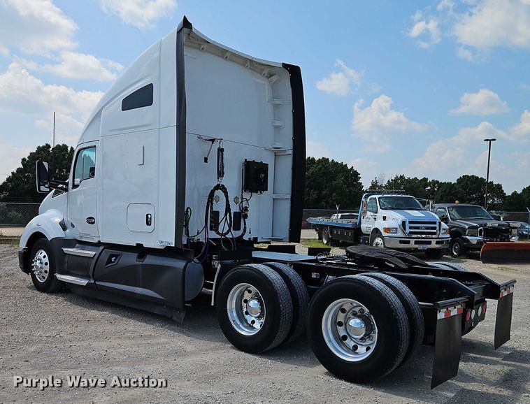 image for item EB8218 2017 Kenworth T680 semi truck