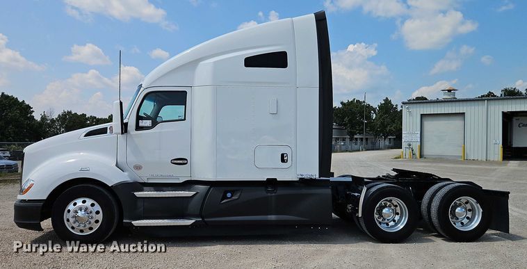 image for item EB8218 2017 Kenworth T680 semi truck