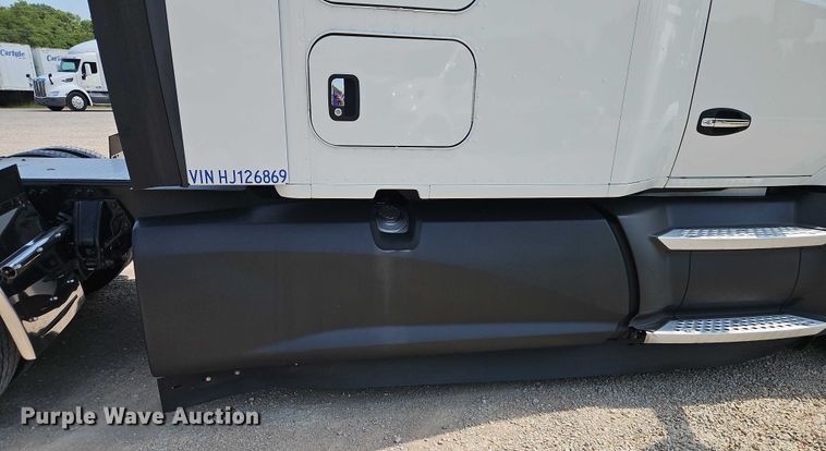 image for item EB8218 2017 Kenworth T680 semi truck