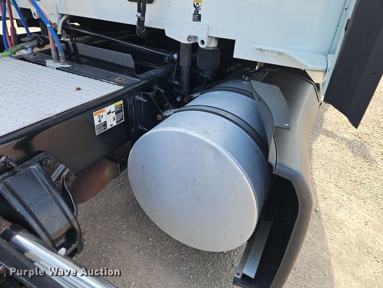 image for item EB8218 2017 Kenworth T680 semi truck