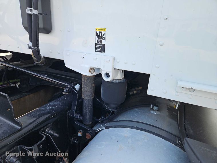 image for item EB8218 2017 Kenworth T680 semi truck