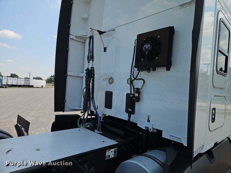 image for item EB8218 2017 Kenworth T680 semi truck