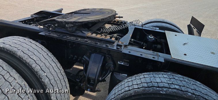 image for item EB8218 2017 Kenworth T680 semi truck