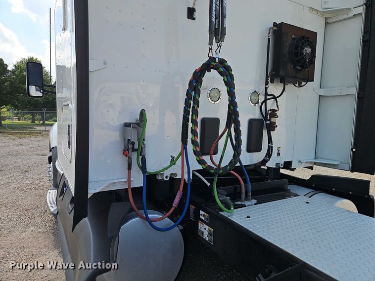 image for item EB8218 2017 Kenworth T680 semi truck