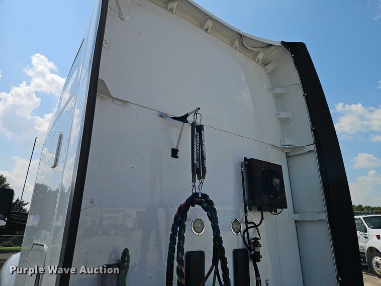 image for item EB8218 2017 Kenworth T680 semi truck