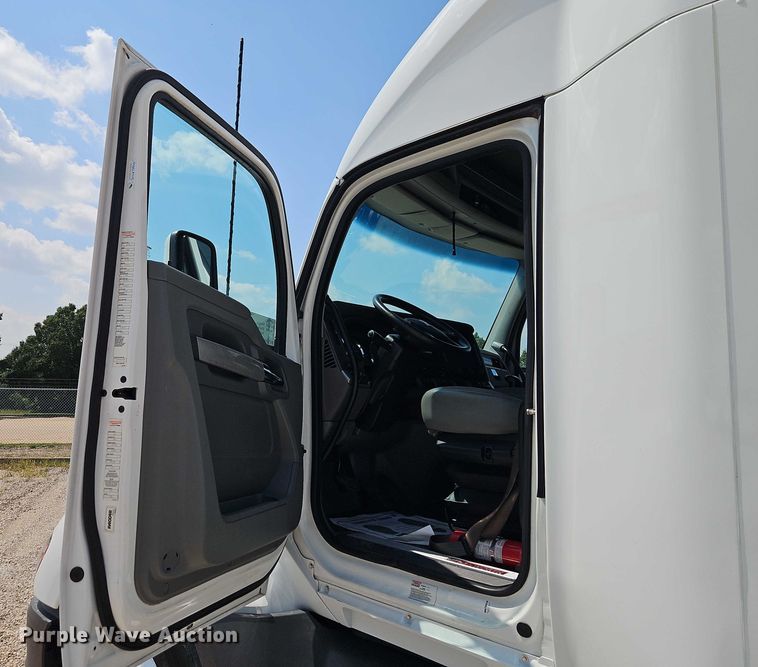 image for item EB8218 2017 Kenworth T680 semi truck