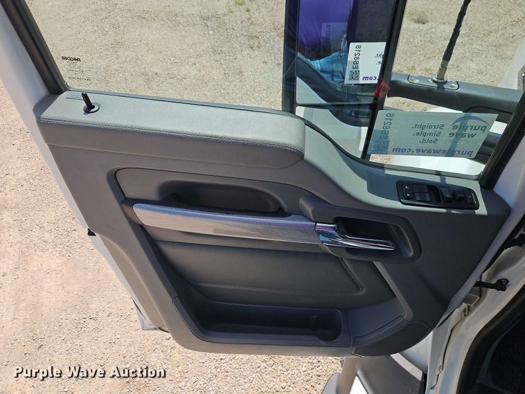 image for item EB8218 2017 Kenworth T680 semi truck