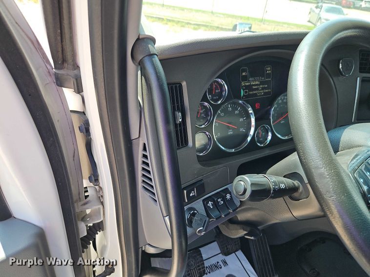 image for item EB8218 2017 Kenworth T680 semi truck