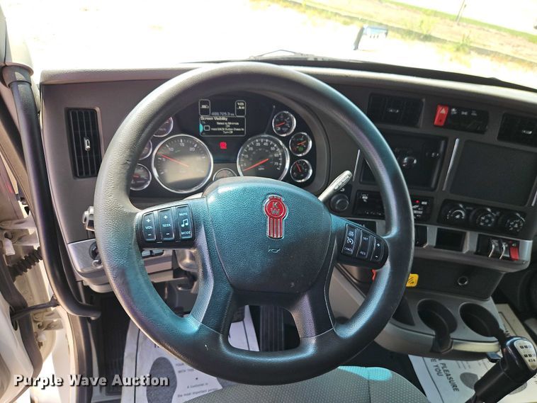 image for item EB8218 2017 Kenworth T680 semi truck