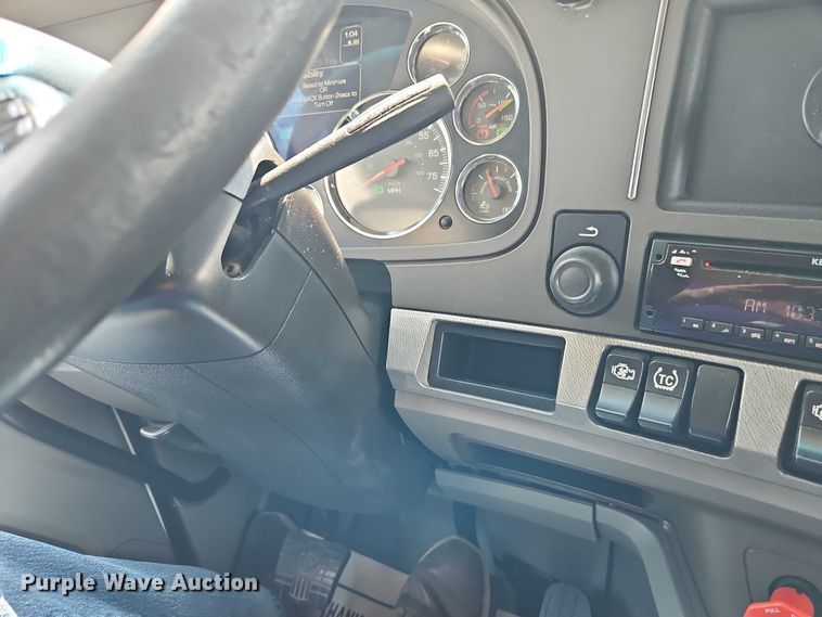 image for item EB8218 2017 Kenworth T680 semi truck