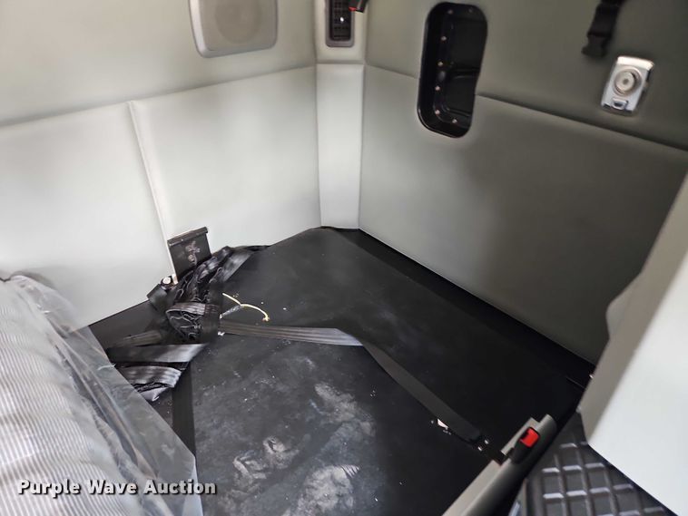 image for item EB8218 2017 Kenworth T680 semi truck