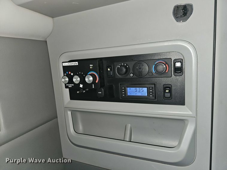 image for item EB8218 2017 Kenworth T680 semi truck