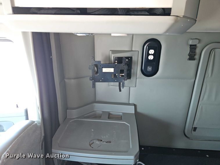 image for item EB8218 2017 Kenworth T680 semi truck