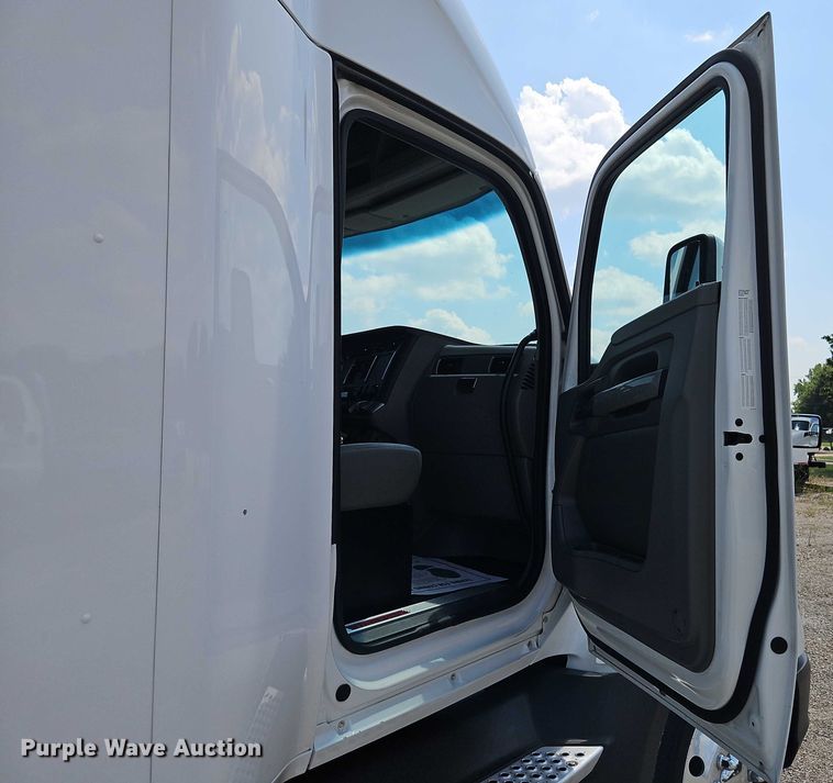 image for item EB8218 2017 Kenworth T680 semi truck