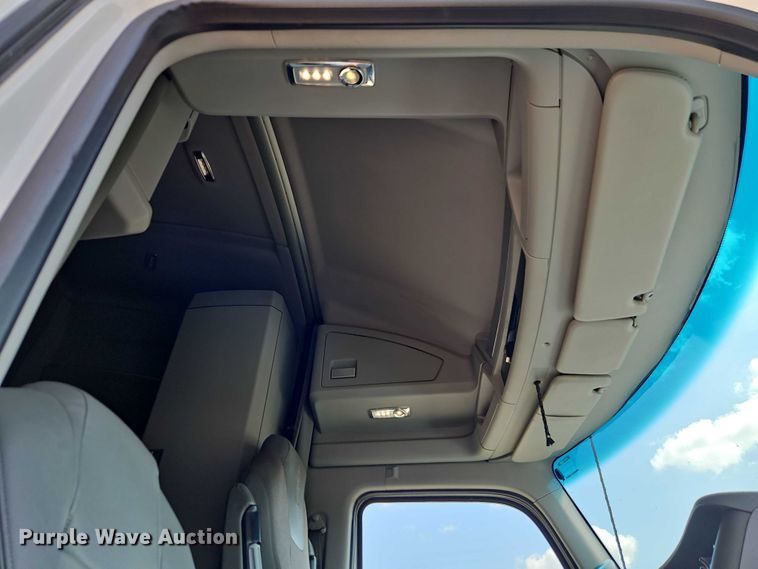 image for item EB8218 2017 Kenworth T680 semi truck